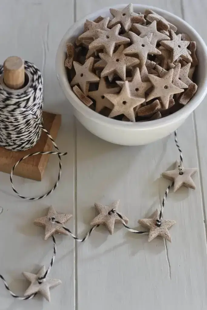 DIY Christmas decorations using slat dough to make star-shaped ornaments