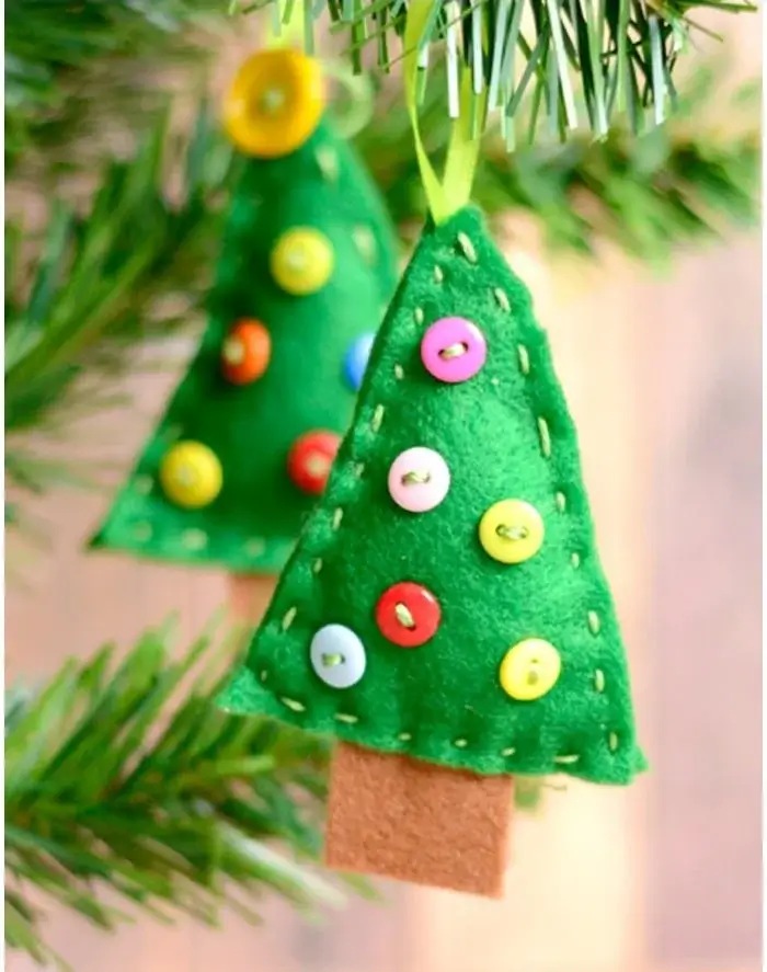  Adorable handmade xmas tree decorations of felt Christmas trees, a fun craft project to do with children.