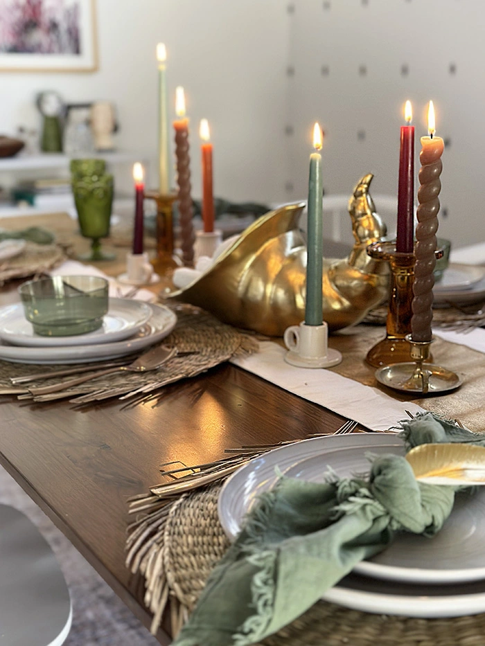 thanksgiving horn and candles on a thanksgiving dinner table