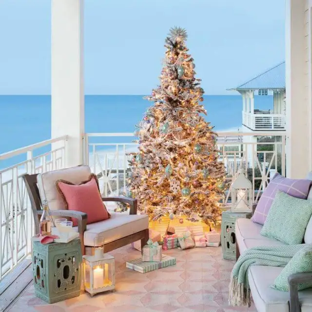 Balcony Holiday Decorating Ideas: Easy Christmas Cheer