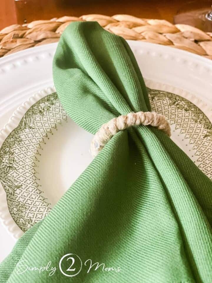 easy DIY Thanksgiving table settings for any budget - napkin ring