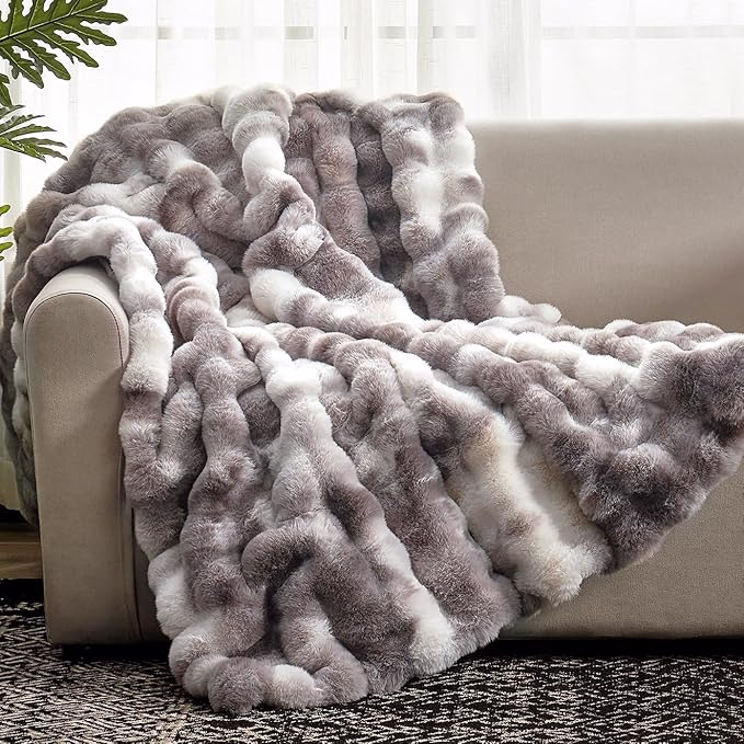 Faux Fur Throw Blanket image link -
https://amzn.to/3NZAjhv