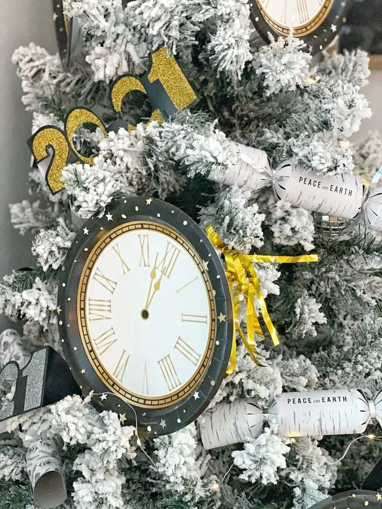 new years wishing tree image from https://jordecor.com/how-to-decorate-a-new-years-eve-tree-and-countdown-festively-to-2021/