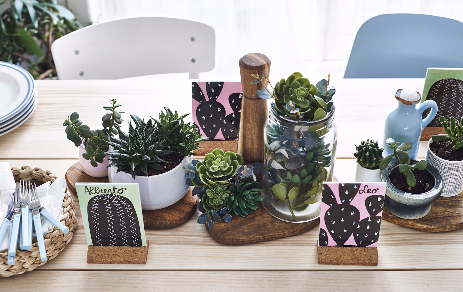 using plants to decorate with succulents as table centerpiece 