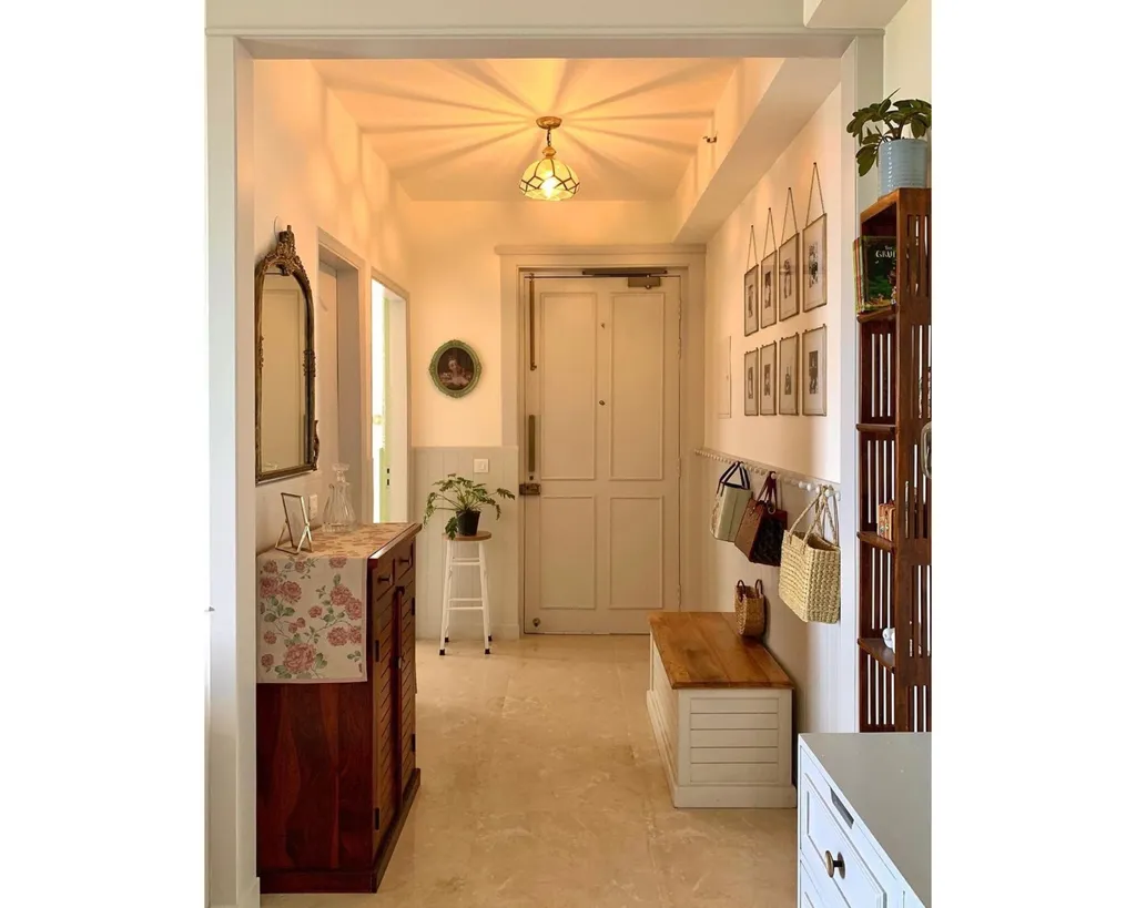arrange a small apartment to make use of the hallway and entryway.