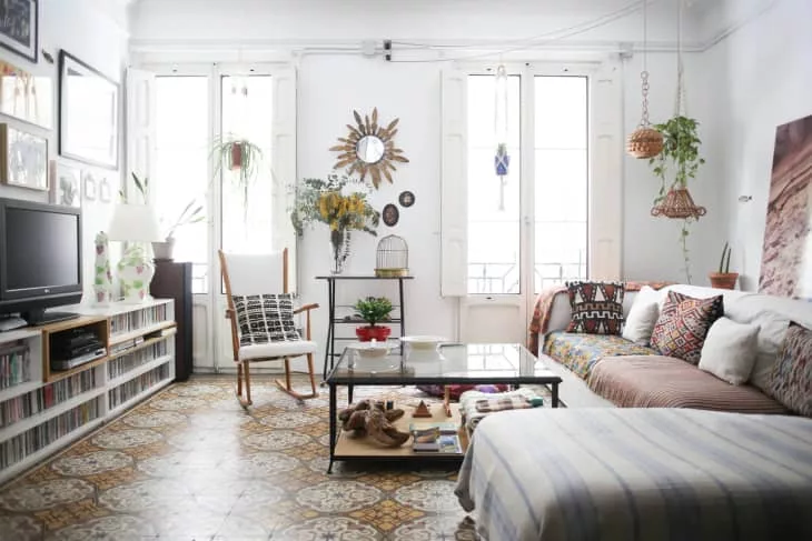 hanging plants to decorate corner wall in small living room
: 