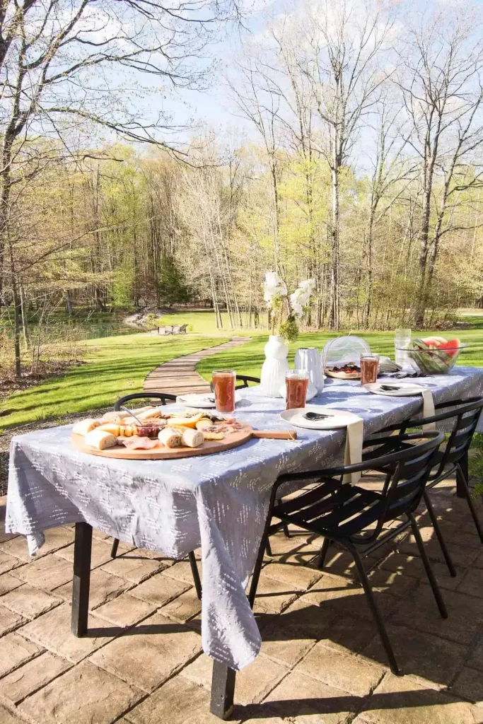 summer outdoor dining table decor
