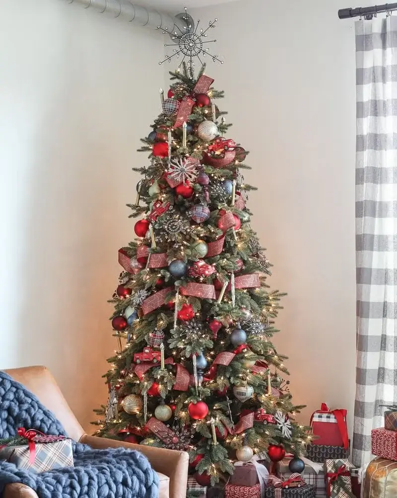 Old Fashioned Christmas Ideas to create cohesive color to decorate the tree
