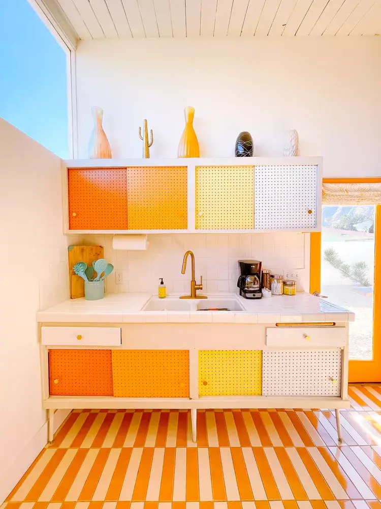 A few complementary decorative objects show how to decorate on top of cabinets with joy.