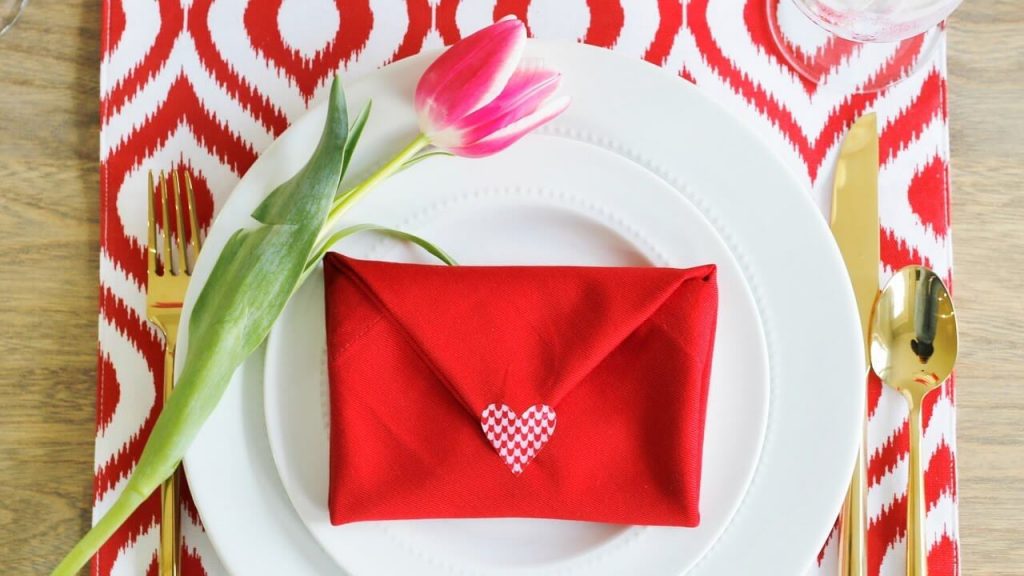 Envelope napkin fold with felt heart for cute Valentines table décor