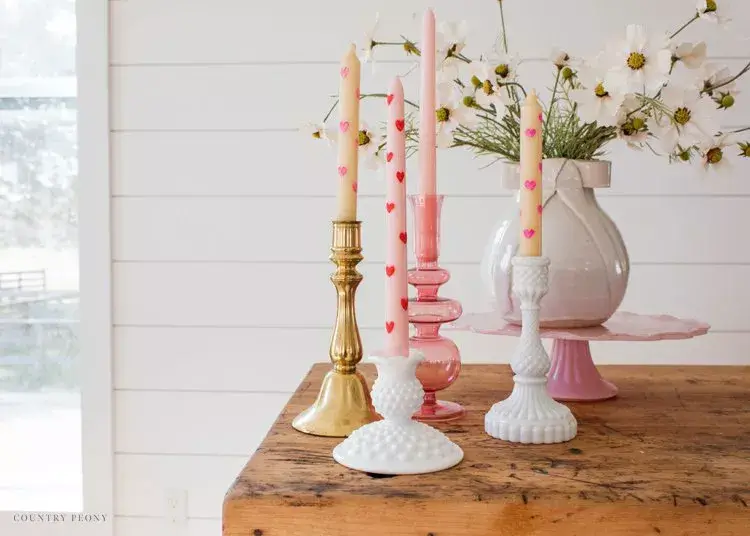 Pink and white candles as romantic Valentine’s table décor
