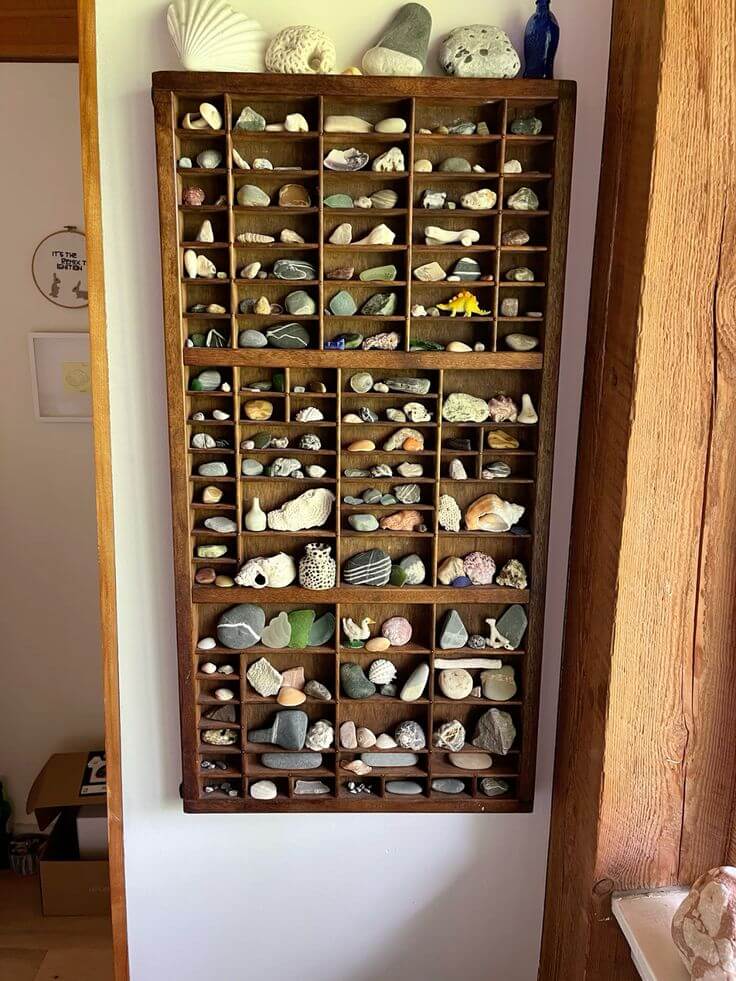 Simple decor using collected stones and pebbles as accessible natural elements in interior design.