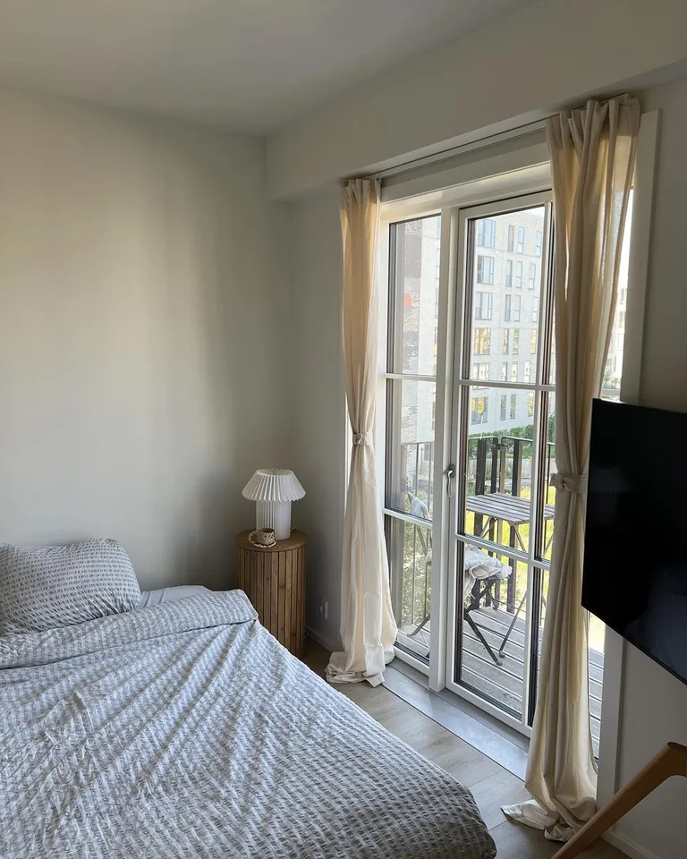 small bedroom layout to keep space for balcony door and view