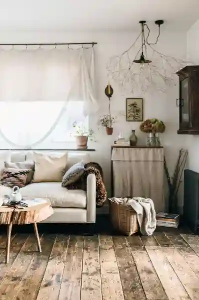 Rustic homey apartment with wooden floors, vintage interior design, soft linen fabrics, and cozy cottage-inspired decor.

